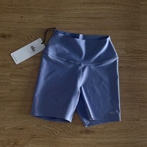 Alo Yoga 5" Airlift Energy Short in Lilac Blue size XS- worn once